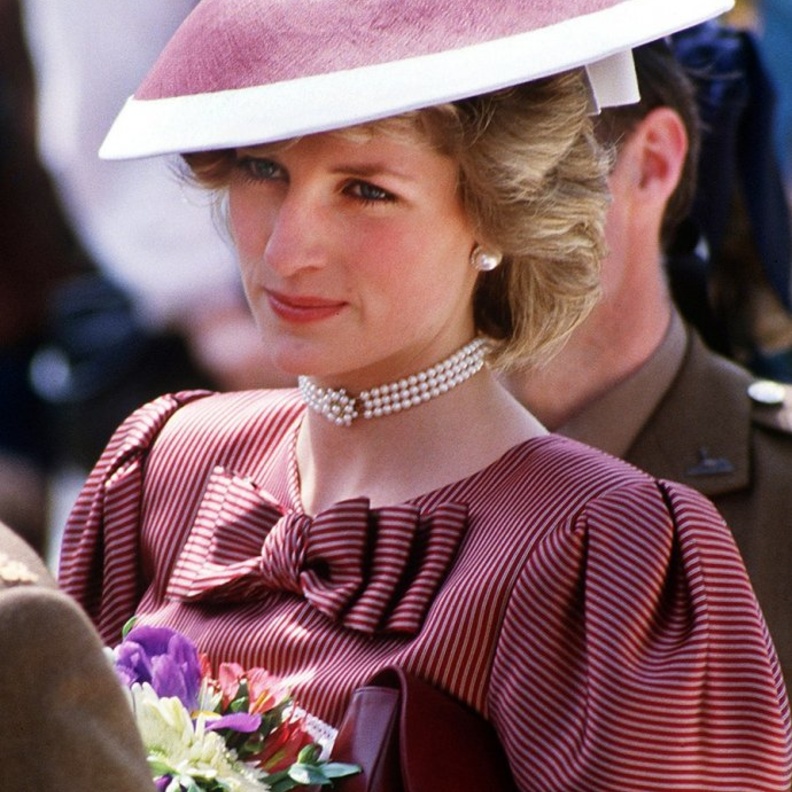 اكسسوارات شعر القبعات الملونة مع الشعر الكاريه من اطلالات الليدي ديانا