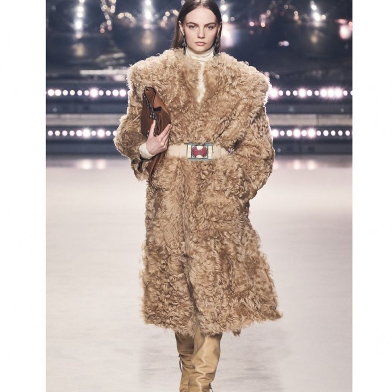  تنسيق المعاطف الشتوية من الفرو مع الاحزمة الرفيعة من دار Isabel Marant