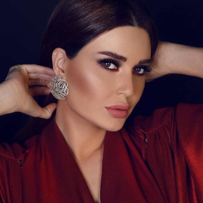 مكياج عيون سموكي اسود داكن وقوي من وحي سيرين عبدالنور