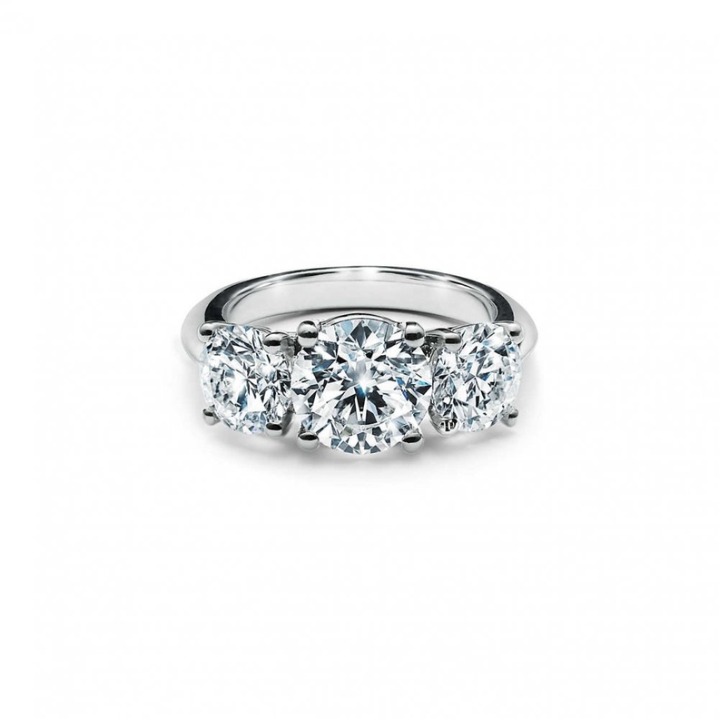  الخاتم الماسي ذو الثلاث أحجار كريمة من ماركة Tiffany & Co