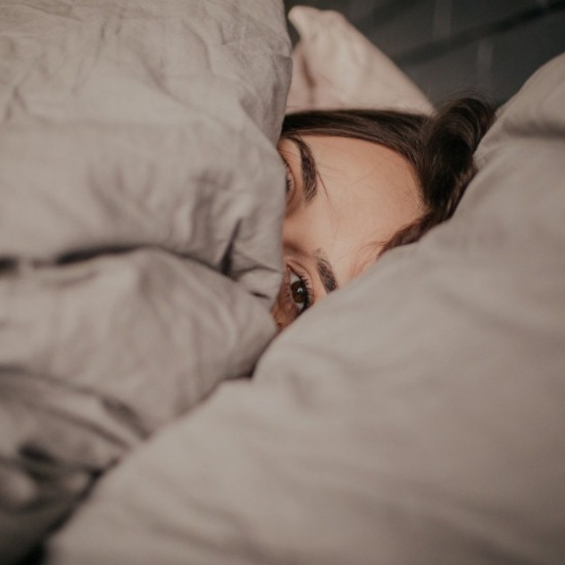  ما العلاقة بين الشعور بالخوف واضطرابات النوم