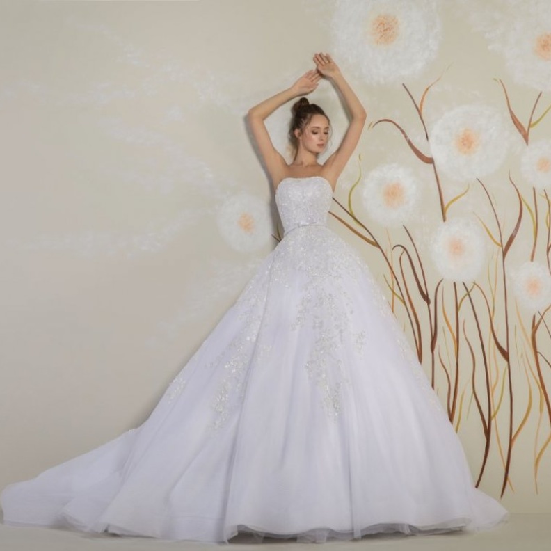 فساتين حالمة من المصمم نجا سعادة