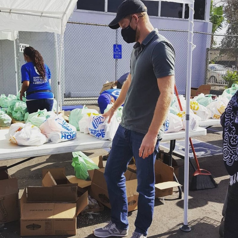 أحدث ظهور للأمير هاري أثناء مشاركته في مشروع خيري لتوزيع الطعام