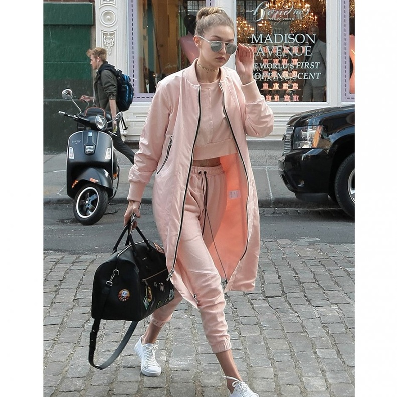 جيجي حديد إختارت اللون الزهري مع الجاكيت الطويلة باللون نفسه