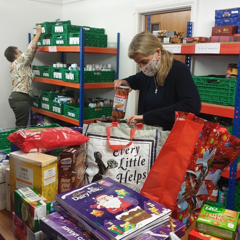 كونتيسة وسكس تعمل مع بنك للطعام خلال فترة الإغلاق العام