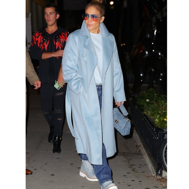 موديلات معاطف ملونة بتدرجات اللون الأزرق الفاتح من اختيار جنيفر لوبيز بتوقيع دار Max Mara