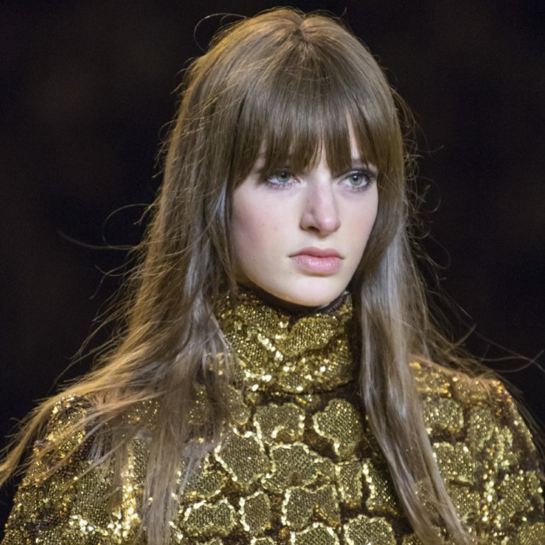 تسريحات شعر مع الغرة الطويلة والمالسة من دار Celine