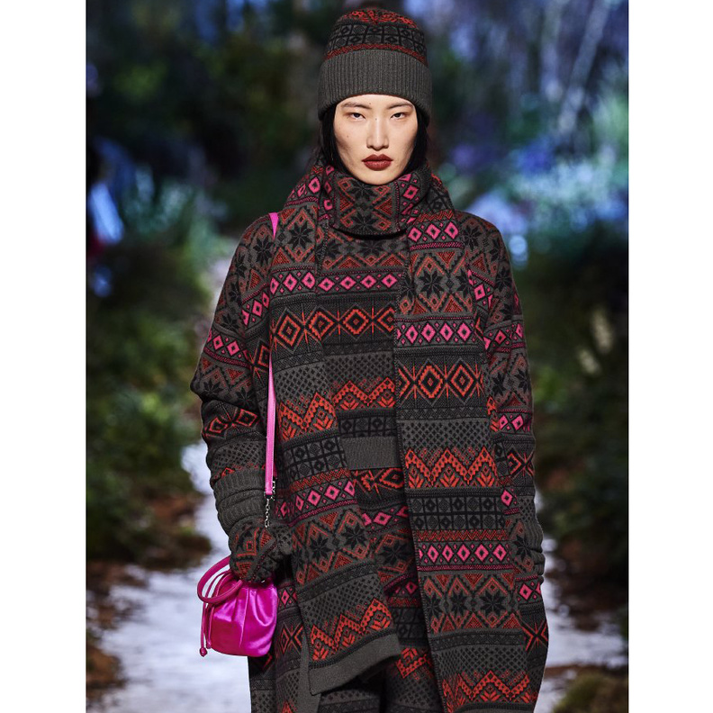 افكار تنسيق السكارف الصوف المنقوش من دار Ralph And Russo