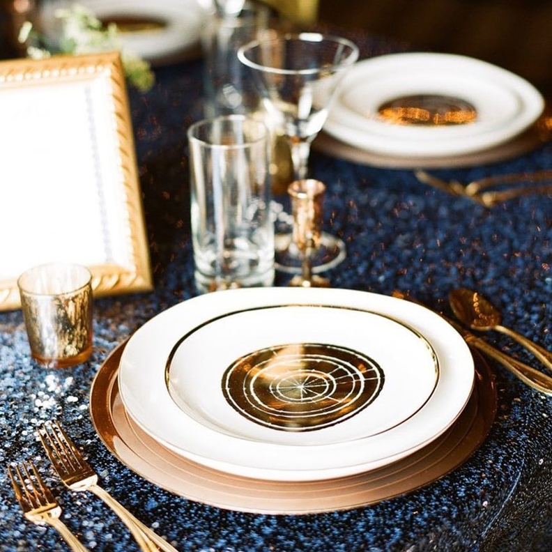  طاولات الزفاف مزينة باللون البرونزي لخريف 2018