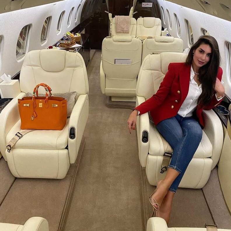 طرق تنسيق البليزر الأحمر من وحي أحدث إطلالات ياسمين صبري