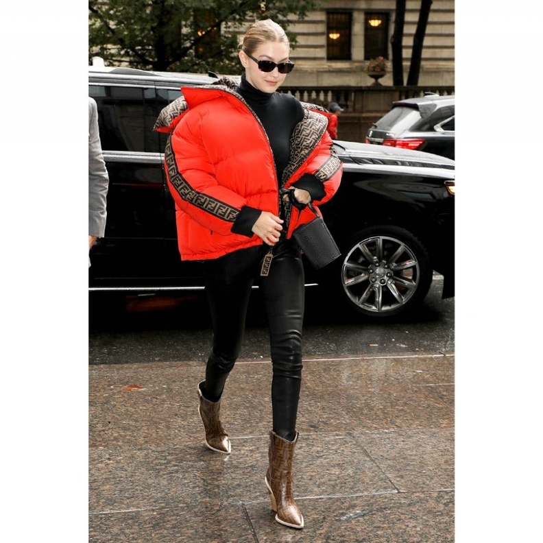 طرق ارتداء الجاكيت المنفوخ في الشتاء باللون الأحمر من اطلالة Gigi Hadid
