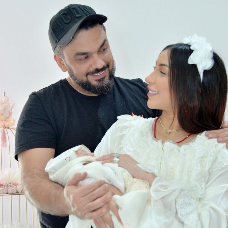 دنيا بطمة وزوجها وابنتهما ليلى روز