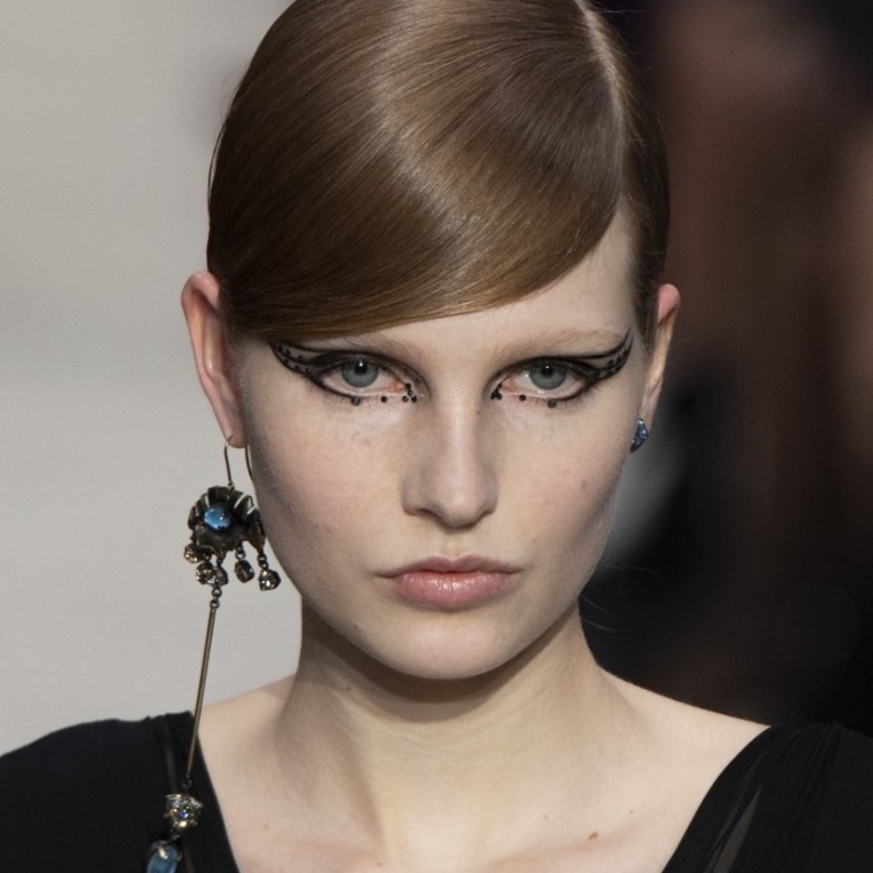  اجمل رسمات الايلاينر الغرافيكي والهندسي مع الظلال الفضية من وحي دار Valentino