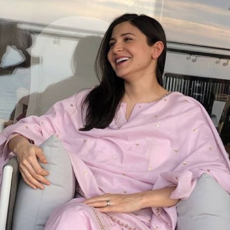  أحدث صورة لأنوشكا شارما بإطلالة وردية