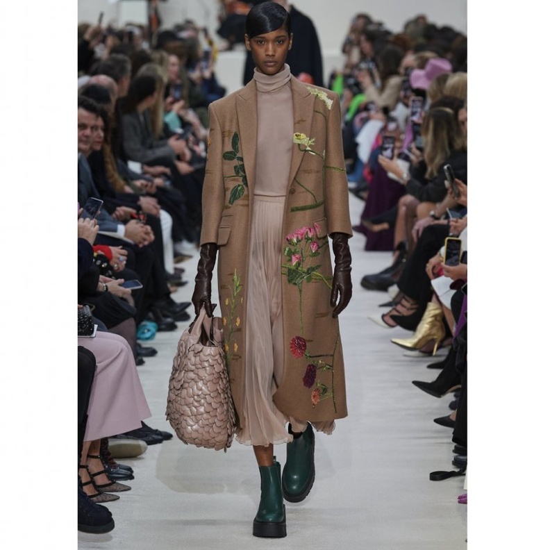  موديلات معاطف مطبعة بالورود النافرة من دار Valentino