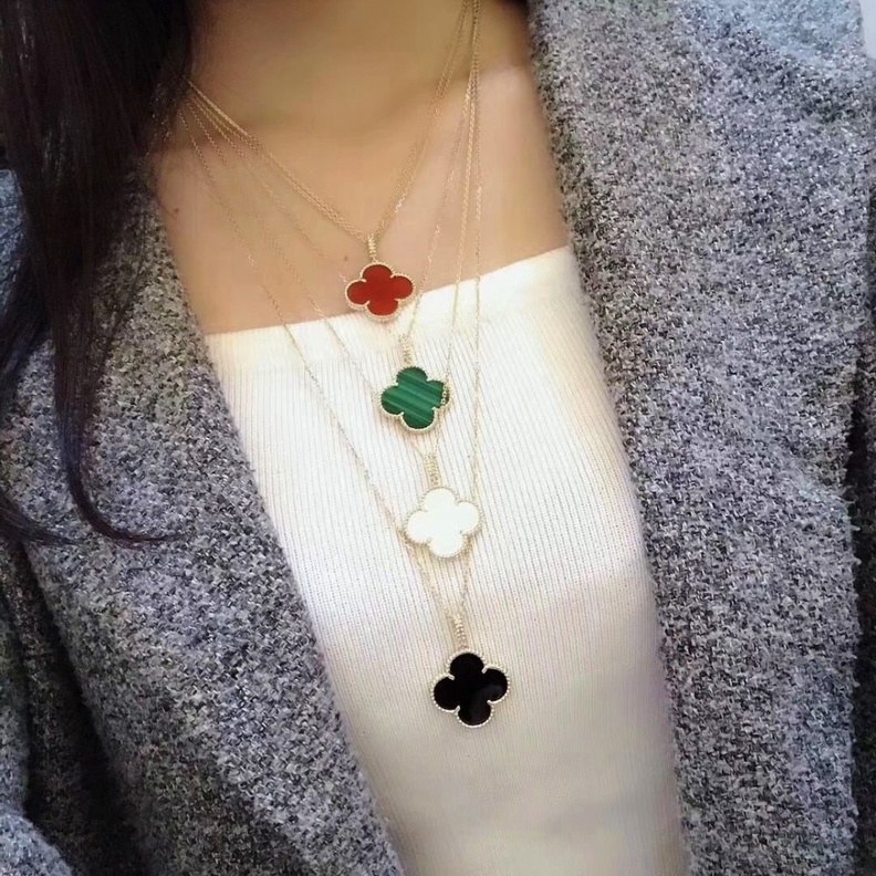  تصاميم مجوهرات مستوحاة من علم الإمارات لليوم الوطني الإماراتي