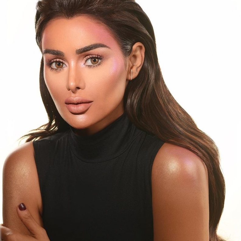 تسريحات شعر عصرية للصبايا مستوحاة من اطلالات عهود العنزي