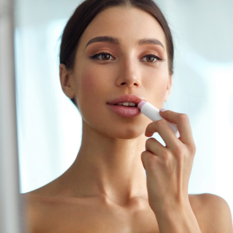 خلطات طبيعية من الفازلين وزيت الزيتون للتخلص من تشققات الشفاه