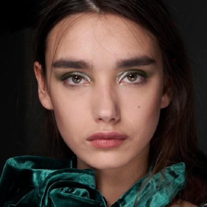  مكياج عيون فضي للحواجب العريضة من دار Emporio Armani