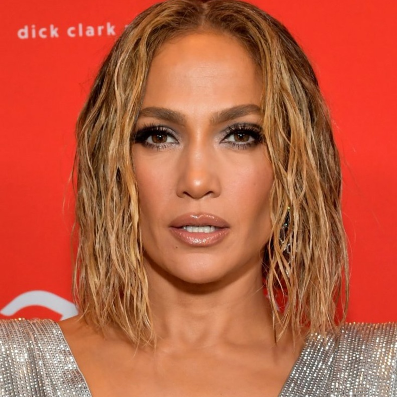 مكياج عيون فضي برق من وحي اطلالات gennifer Lopez