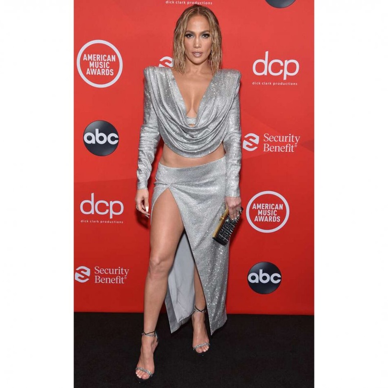 إطلالة جريئة باللون الفضي لجينيفر لوبيز من Balmain