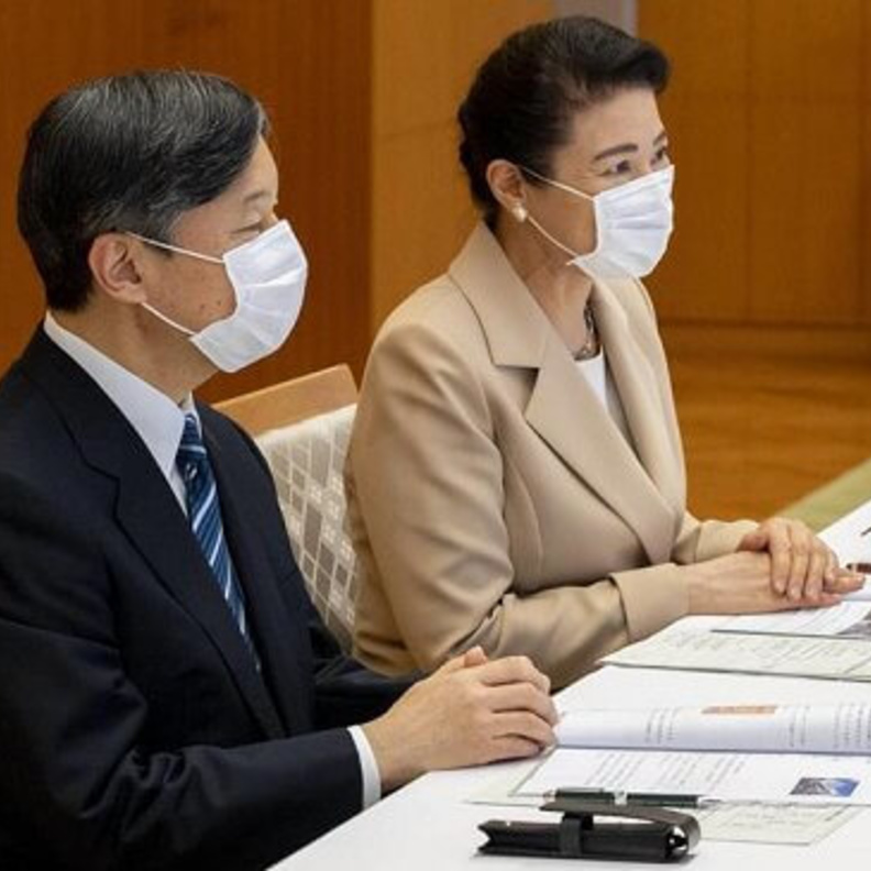 إمبراطور وإمبراطورة اليابان في اجتماع فيديو مع العاملين في مستشفيات الصليب الأحمر