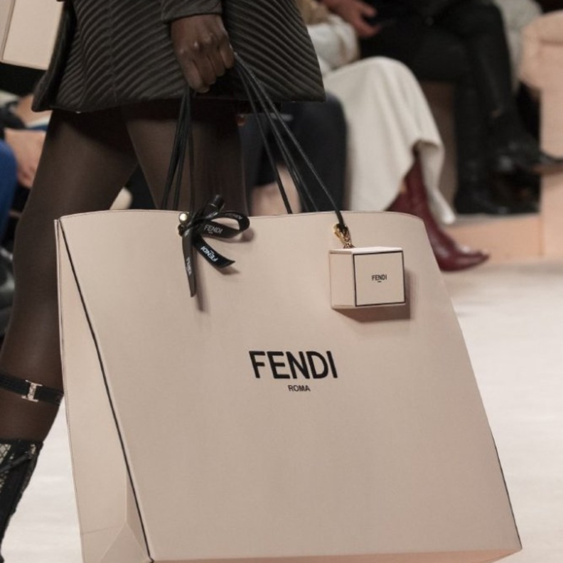 شنط يد الاوفر سايز الملفتة من دار Fendi