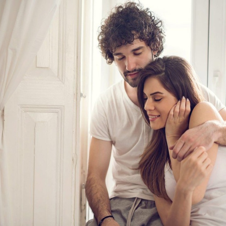 لماذا يحب الرجل المرأة الحنونة