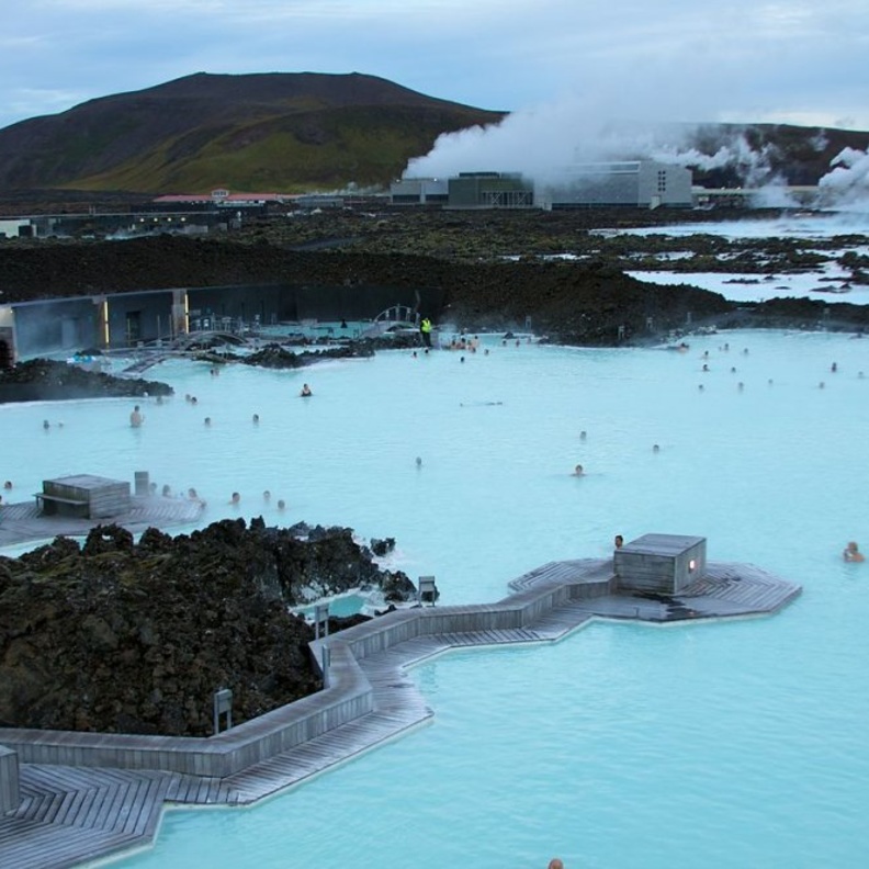 بلو لاجون من أجمل أماكن سياحية في ايسلندا بواسطة McKay Savage