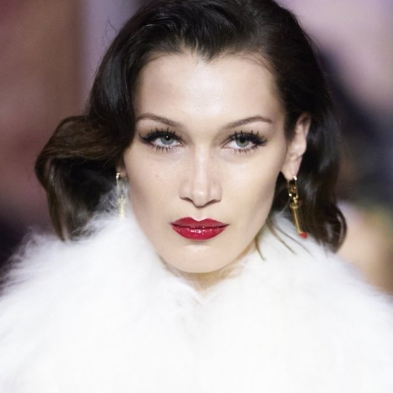 موضة صيحات مكياج التسعينات مع اللون الاحمر اللماع والقوي على الشفاه من دار Lanvin