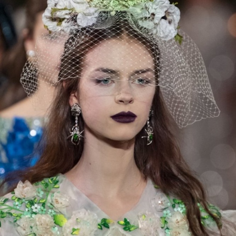 موضة اكسسوارات الشبك للشعر الطويل من دار Rodarte