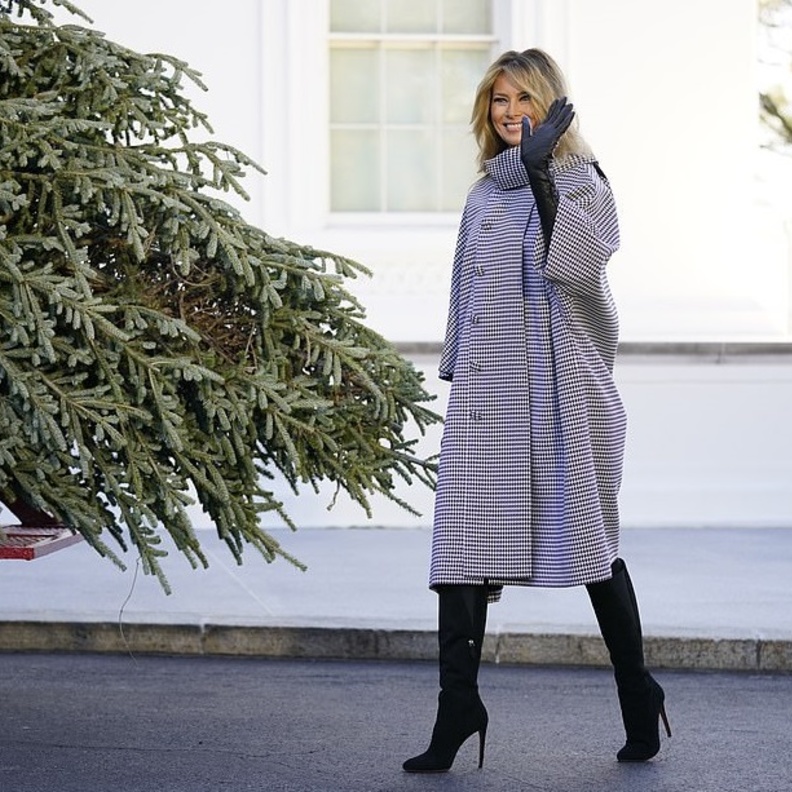  صور اطلالة ميلانيا ترامب ساحرة في ظهورها الاخير في البيت الابيض