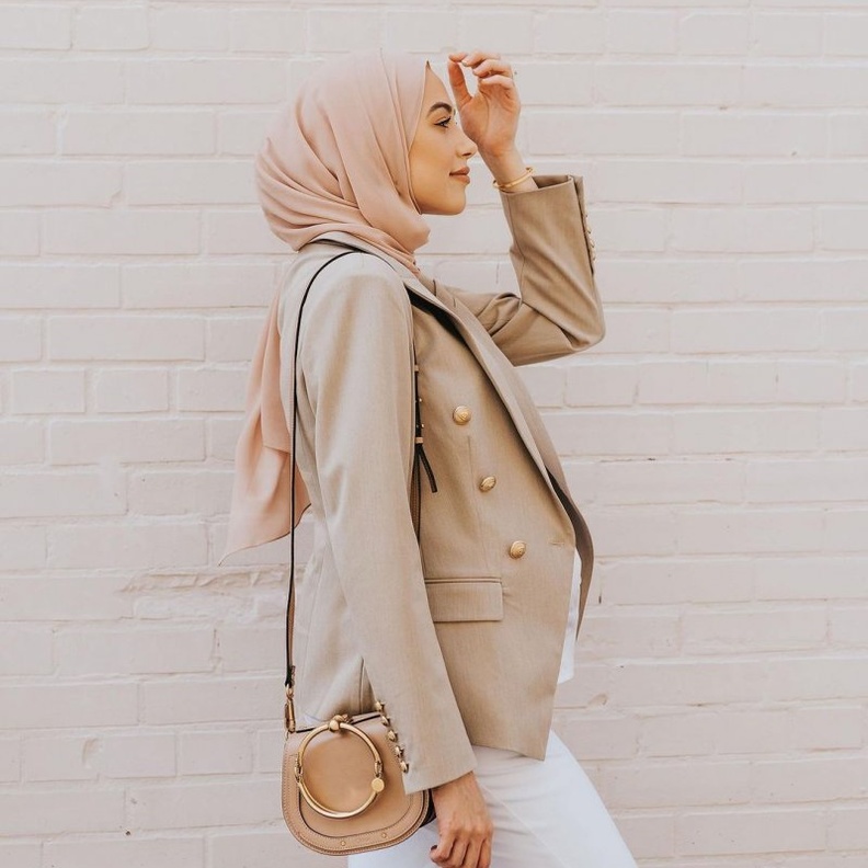  الحجاب النيود والفاتح يبرز جمال البشرة البيضاء