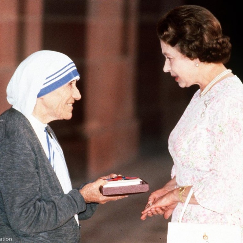 من الأم تريزا إلى مجدي يعقوب.. أبرز الشخصيات التي حصلت على ‏وسام الاستحقاق من ملكة بريطانيا