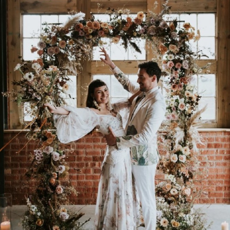 افكار مميزة لتزيين طاولات حفلات الزفاف بالزهور المجففة