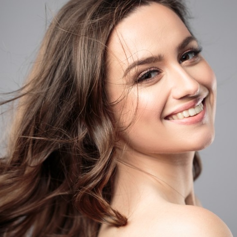 بشرة نضرة وشعر صحي ومكياج بسيط لاطلالة مميزة في اليوم الوطني الاماراتي