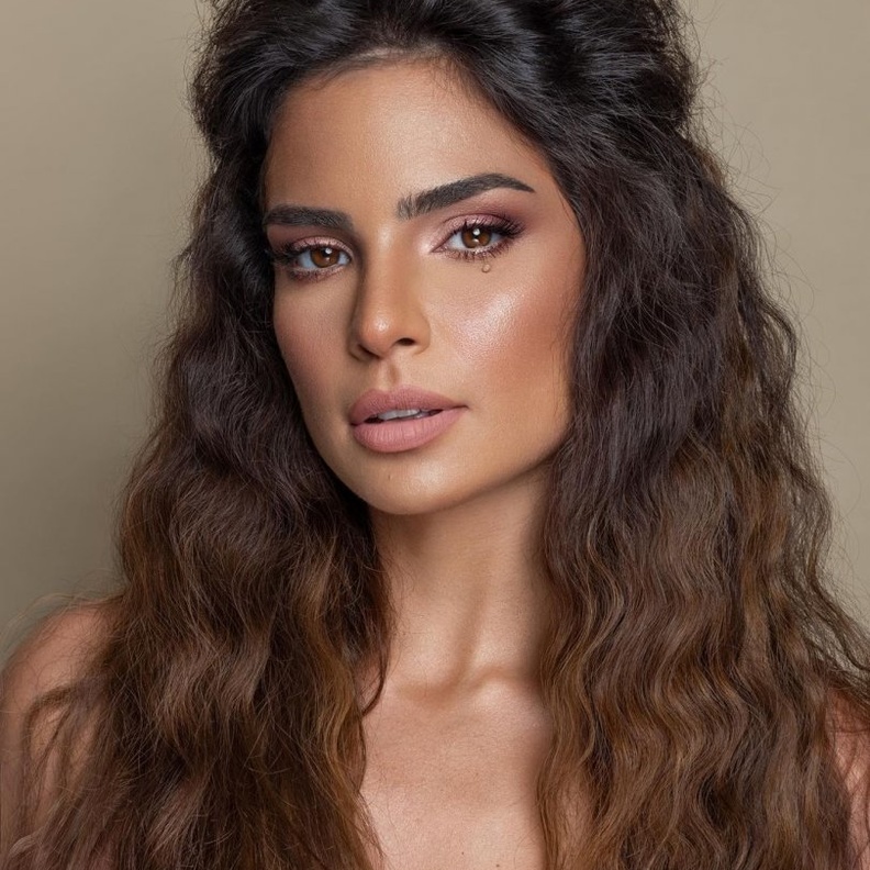 مكياج ترابي جذاب بأسلوب ريتا حايك