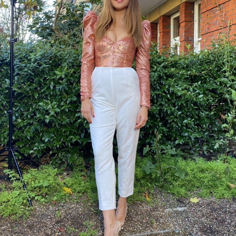  إعتمدت ريا تسريحة الشعر الطويل المنسدل بطريقة انسيابية