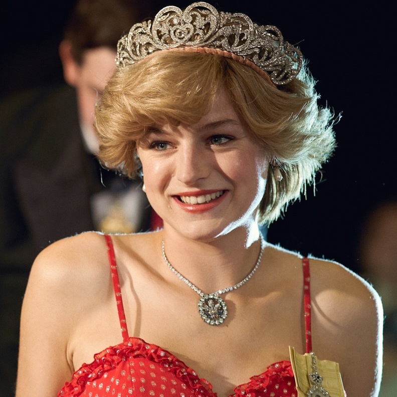 اطلالات إيما كورين الجمالية = بطلة مسلسل The Crown في دور اميرة القلوب