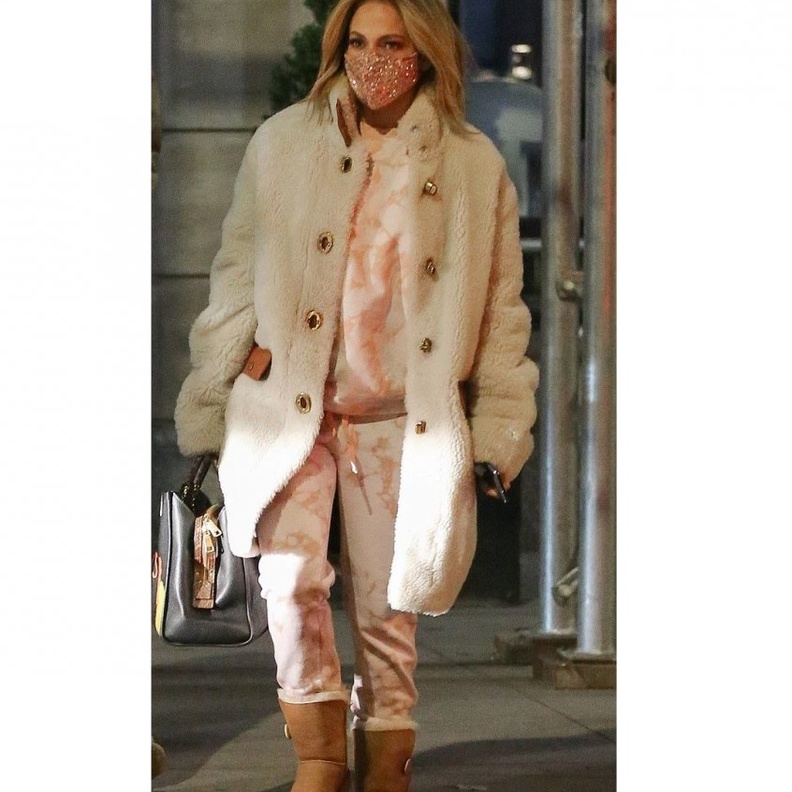  أكملت اللوك بحذاء شتويّ من ماركة UGG وكمامة مزيّنة بالترتر