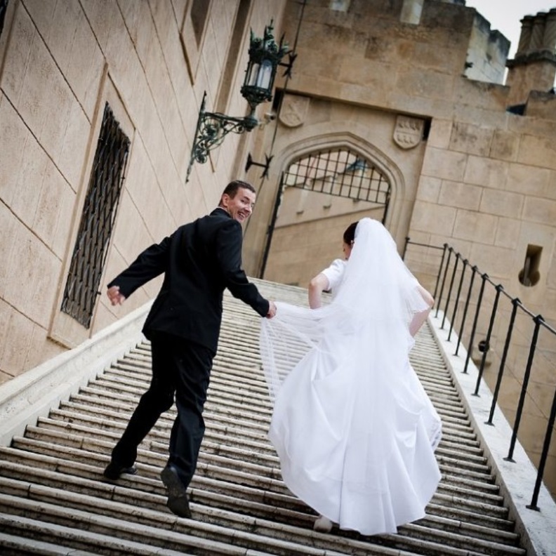 عريس حارس مرمى و العروس في الملعب بفستان الزفاف