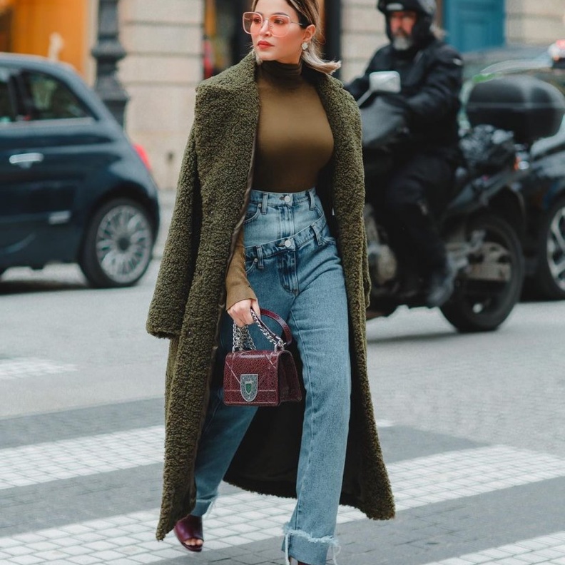 موضة الجينز الشبابي عالي الخصر مستوحاة من اطلالات نهى نبيل الكاجوال