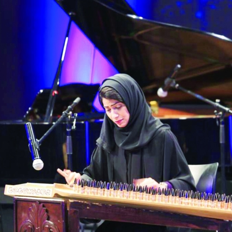 الفنانة نورة المزروعي أول إماراتية تعزف على آلة القانون