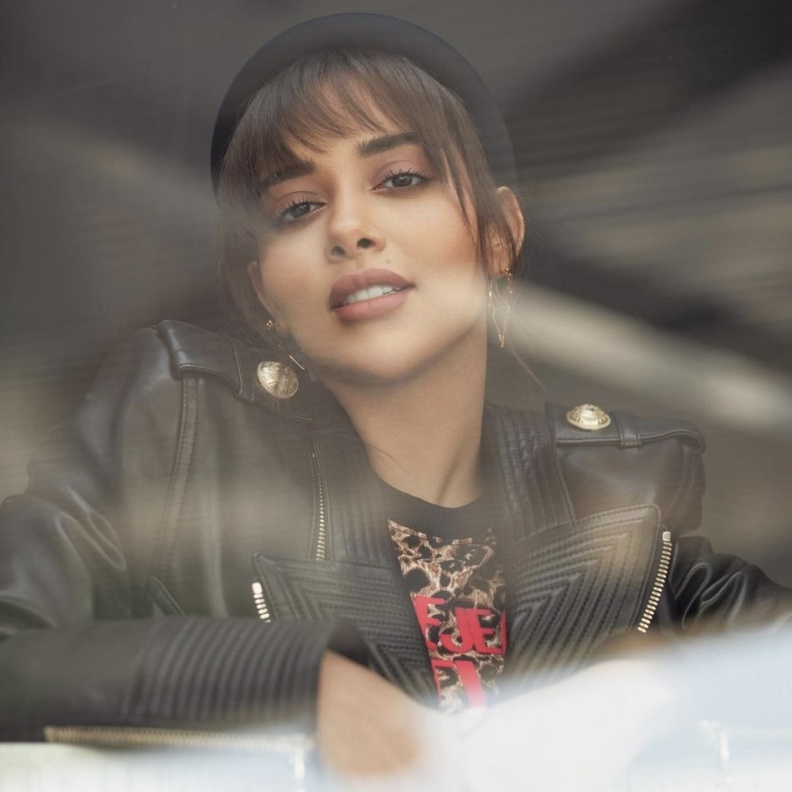 بلقيس فتحي تستوحي أحدث إطلالاتها من المسلسل الشهير Emily in Paris