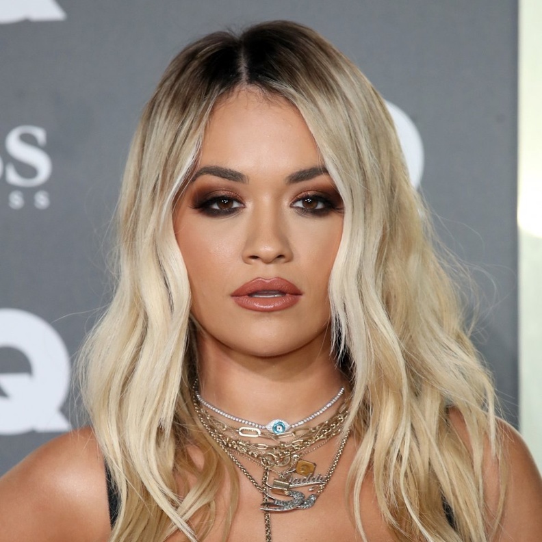 ريتا بإطلالة برونزية مثالية بالفعل