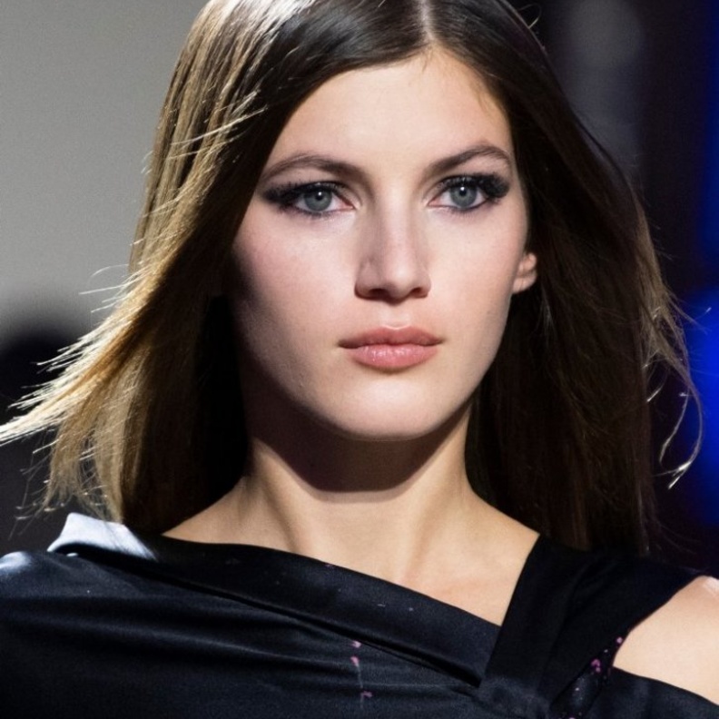 طريقة عمل مكياج عيون سموكي خليجي من دار Redemption