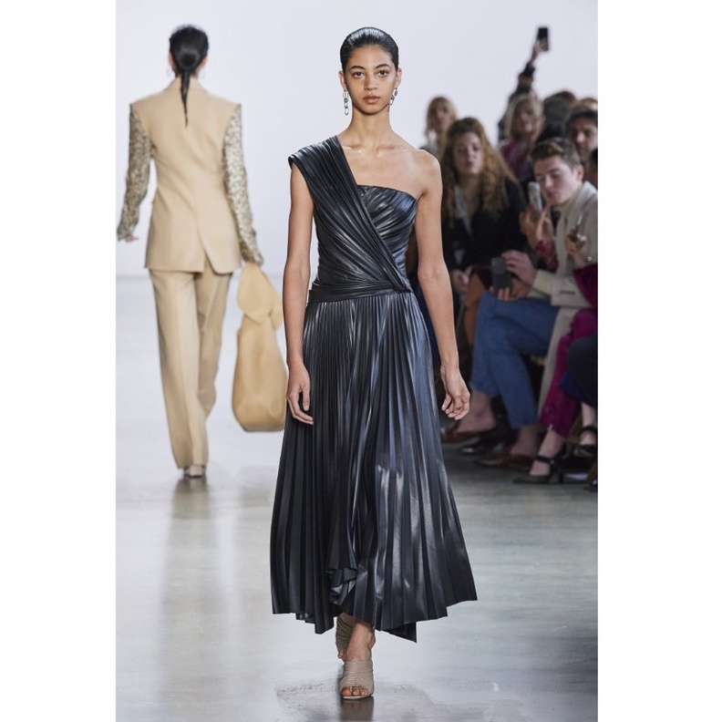  موديلات فساتين جلدية مكشوفة الاكتاف مع البليسيه بأسلوب دار Jonathan Simkhai