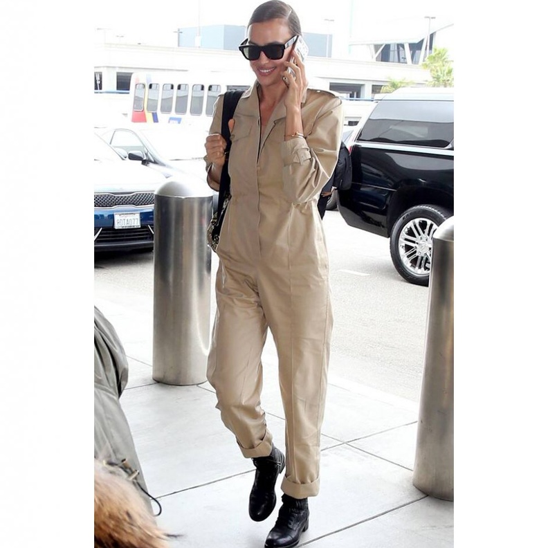 اطلالات عملية ومريحة بموضة الجمبسوت البيج مستوحاة من ايرينا شايك