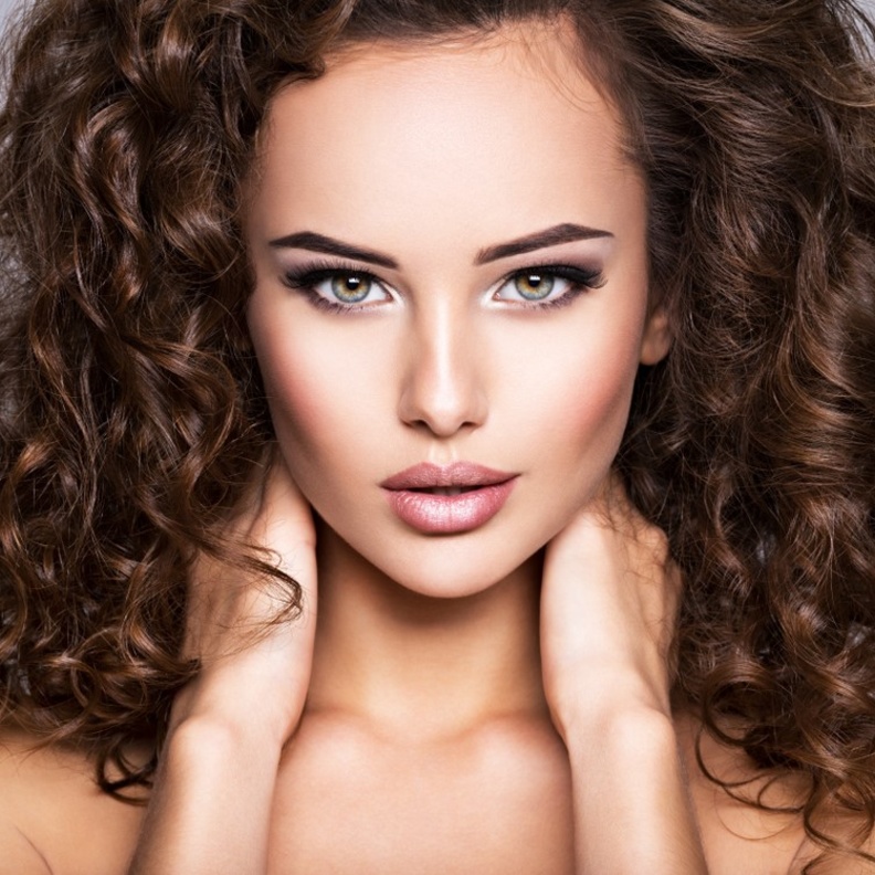 فوائد زيت اللوز والبيض للشعر المجعد