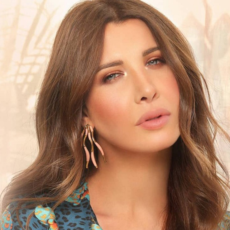 مكياج يناسب فستان ازرق من اطلالات نانسي عجرم